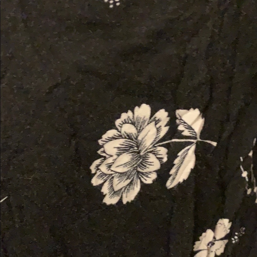 Plus size Black and white floral jersey wrap skirt - Picture 3 of 4